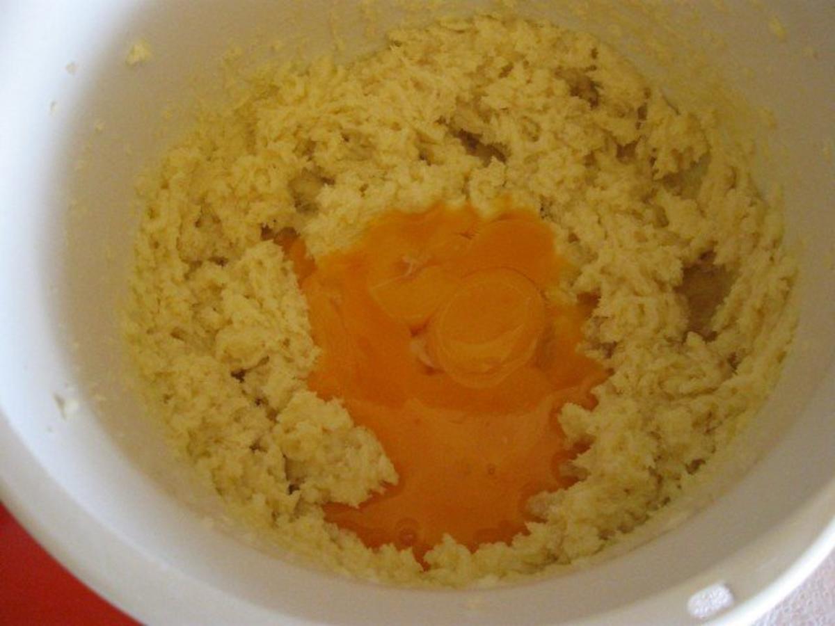 Gugelhupf mit Ananas Marzipan und Kokosflocken - einfach - von manschie Gugelhupf mit Ananas Marzipan und Kokosflocken - einfach - von manschie