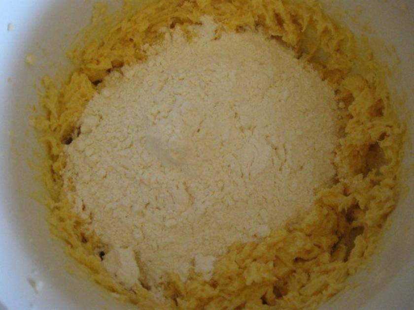 Gugelhupf mit Ananas Marzipan und Kokosflocken - einfach - von manschie Gugelhupf mit Ananas Marzipan und Kokosflocken - einfach - von manschie