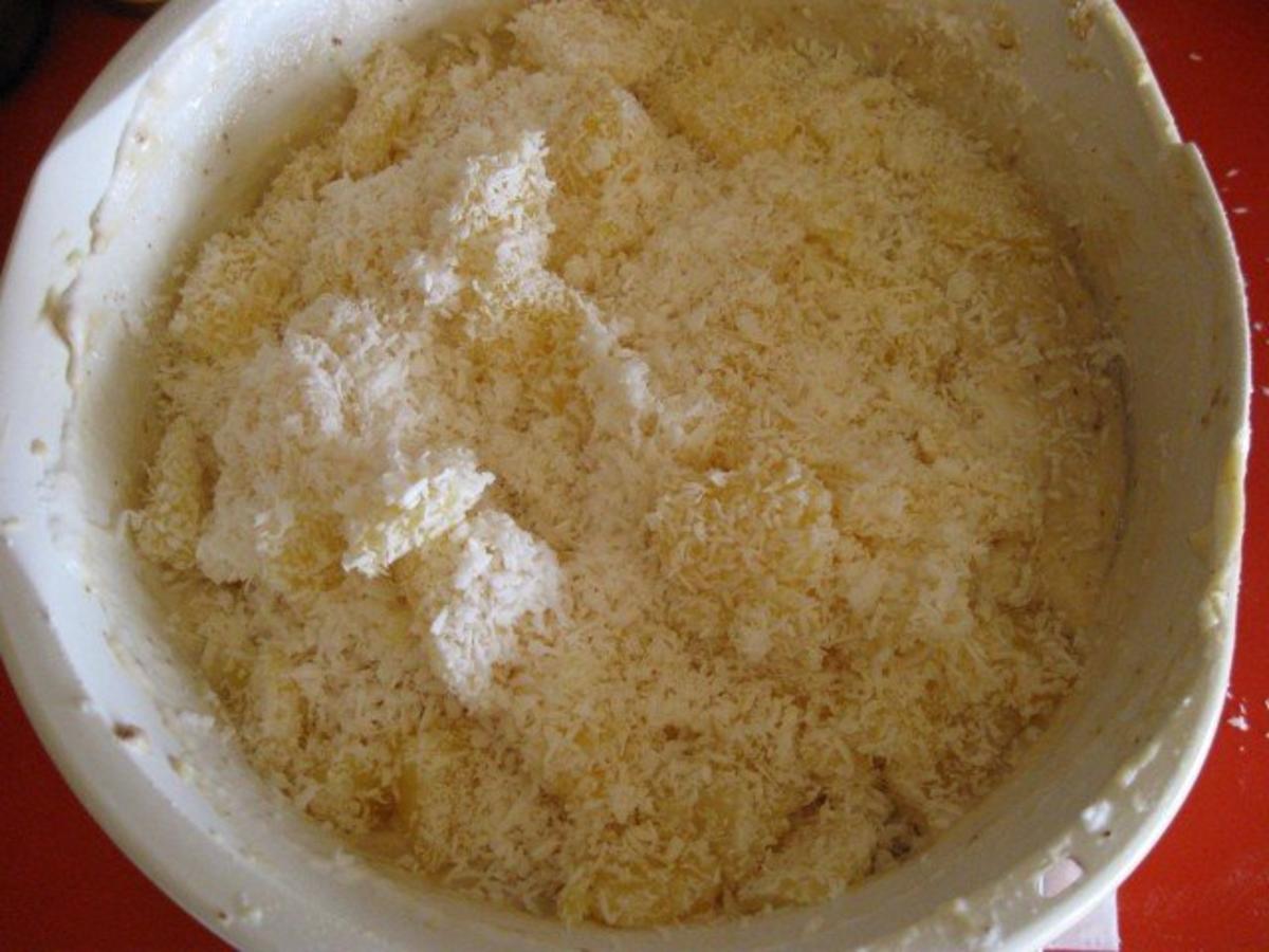 Gugelhupf mit Ananas Marzipan und Kokosflocken - einfach - von manschie Gugelhupf mit Ananas Marzipan und Kokosflocken - einfach - von manschie