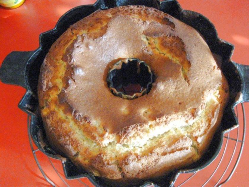 Gugelhupf mit Ananas Marzipan und Kokosflocken - einfach - von manschie Gugelhupf mit Ananas Marzipan und Kokosflocken - einfach - von manschie