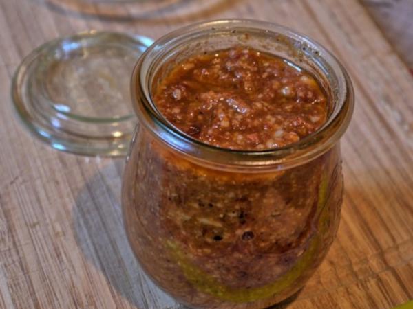Tomaten-Walnuss-Pesto - schnell &amp; einfach - 452 kcal/100g