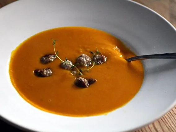 Rezept: Kürbiscremesuppe mit Hack-Schmand-Bällchen Kürbiscremesuppe mit Hack-Schmand-Bällchen - Rezept