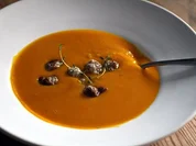 Kürbiscremesuppe mit Hack-Schmand-Bällchen - Rezept