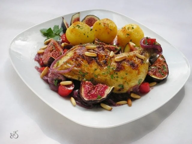 Gebackene Hühnerkeulen mit Gemüse, Portwein und Feigen - Rezept