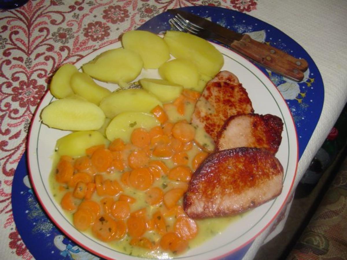 Karottengemüse, Salzkartoffeln mit Wollwürste und Kassler - Rezept