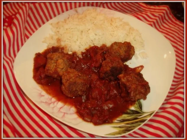 Würzige Hackbällchen in Tomatensauce - Rezept