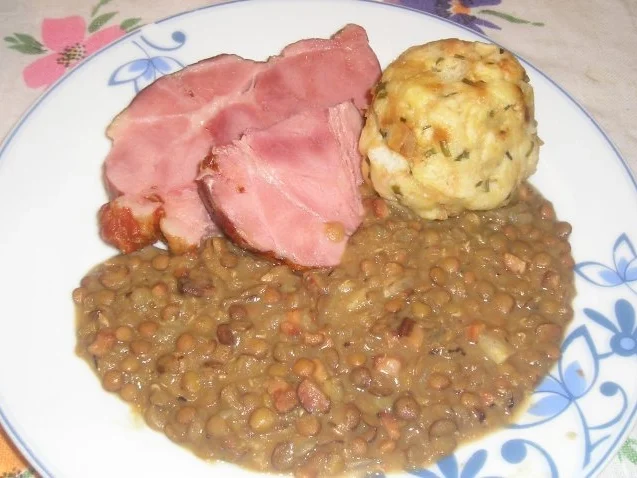 Rezept: eingebrannte Linsen mit Selchschopf und Knödel eingebrannte Linsen mit Selchschopf und Knödel - Rezept