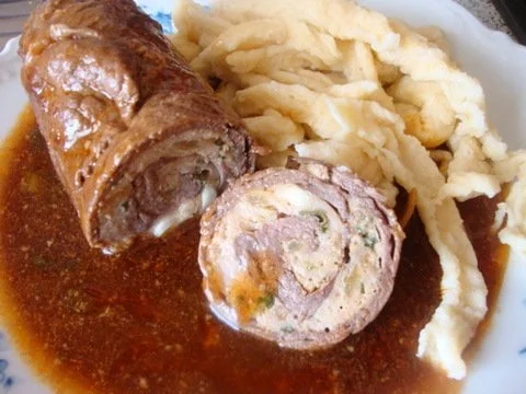 Rezept: Rouladen mit Frühlingszwiebel-Kalbsbrätfüllung Rouladen mit Frühlingszwiebel-Kalbsbrätfüllung - Rezept