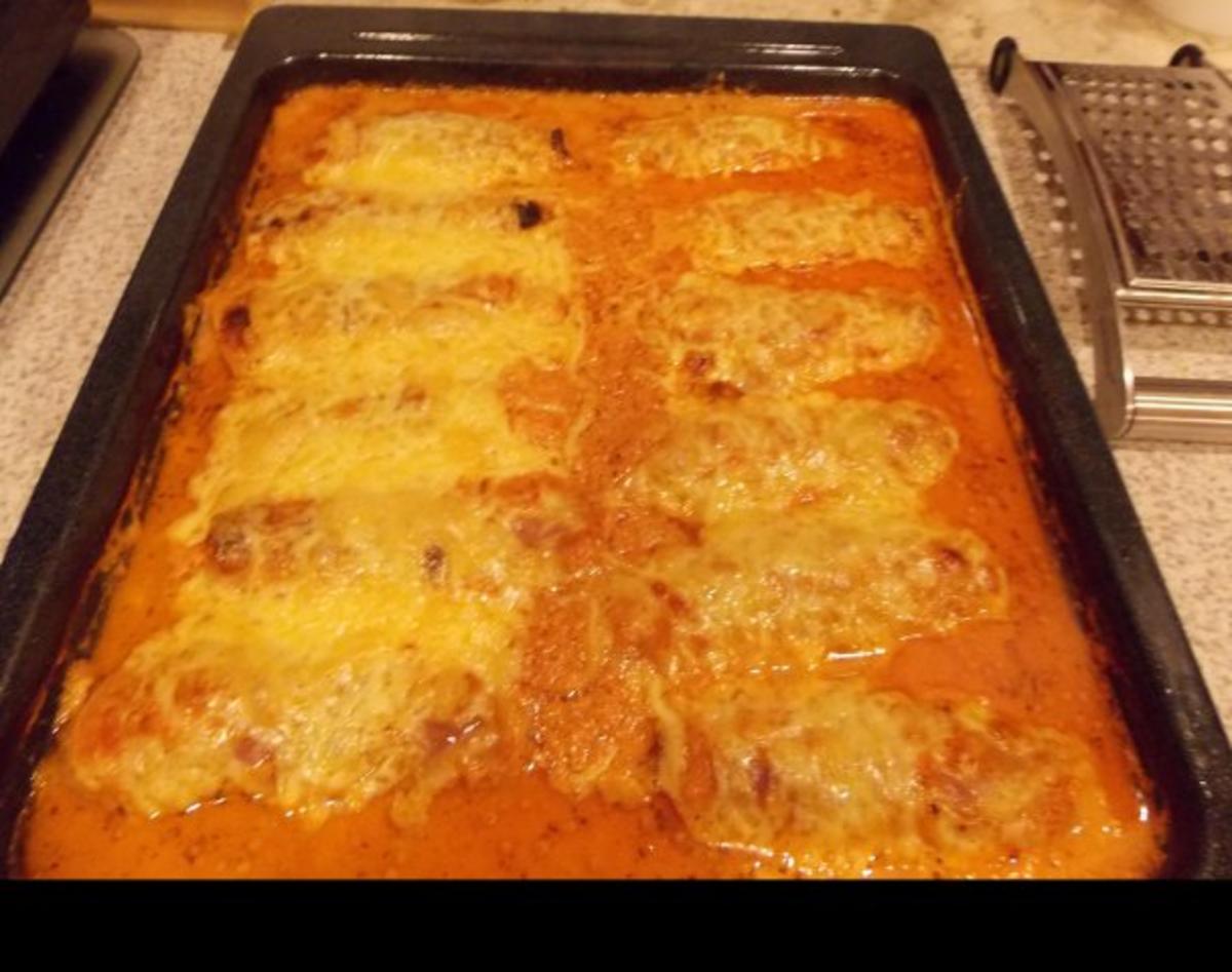 Schinken-Hack-Röllchen in cremiger Tomatensoße - Rezept - kochbar.de