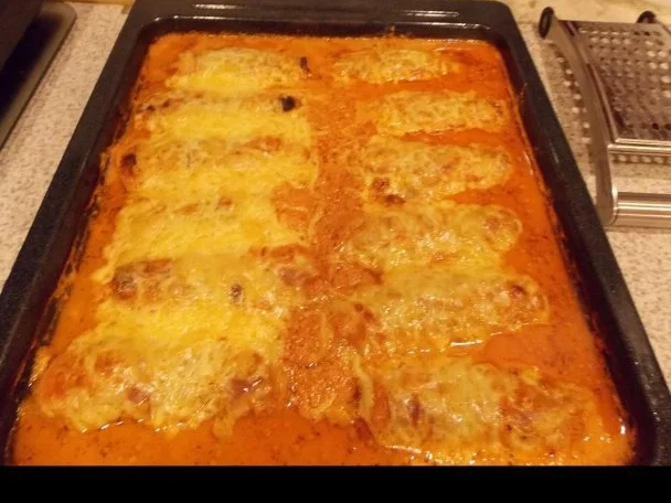 Rezept: Schinken-Hack-Röllchen in cremiger Tomatensoße Schinken-Hack-Röllchen in cremiger Tomatensoße - Rezept