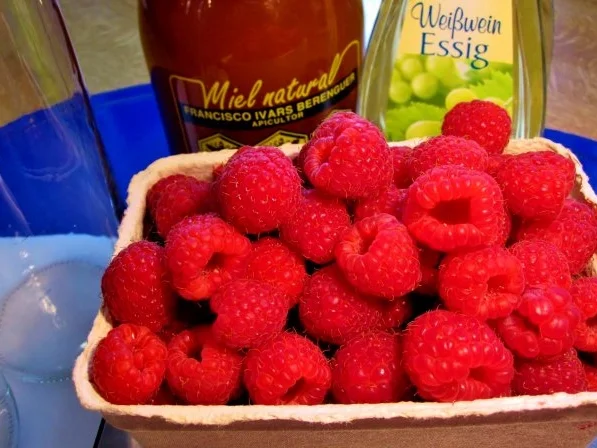 Rezept: Himbeer-Essig - selbstgemacht Bild Nr. 2 Himbeer-Essig - selbstgemacht - Rezept - Bild Nr. 2