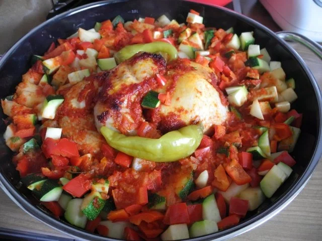 Geflügel : Bunte Gemüsepfanne mit halbem Hähnchen - Rezept