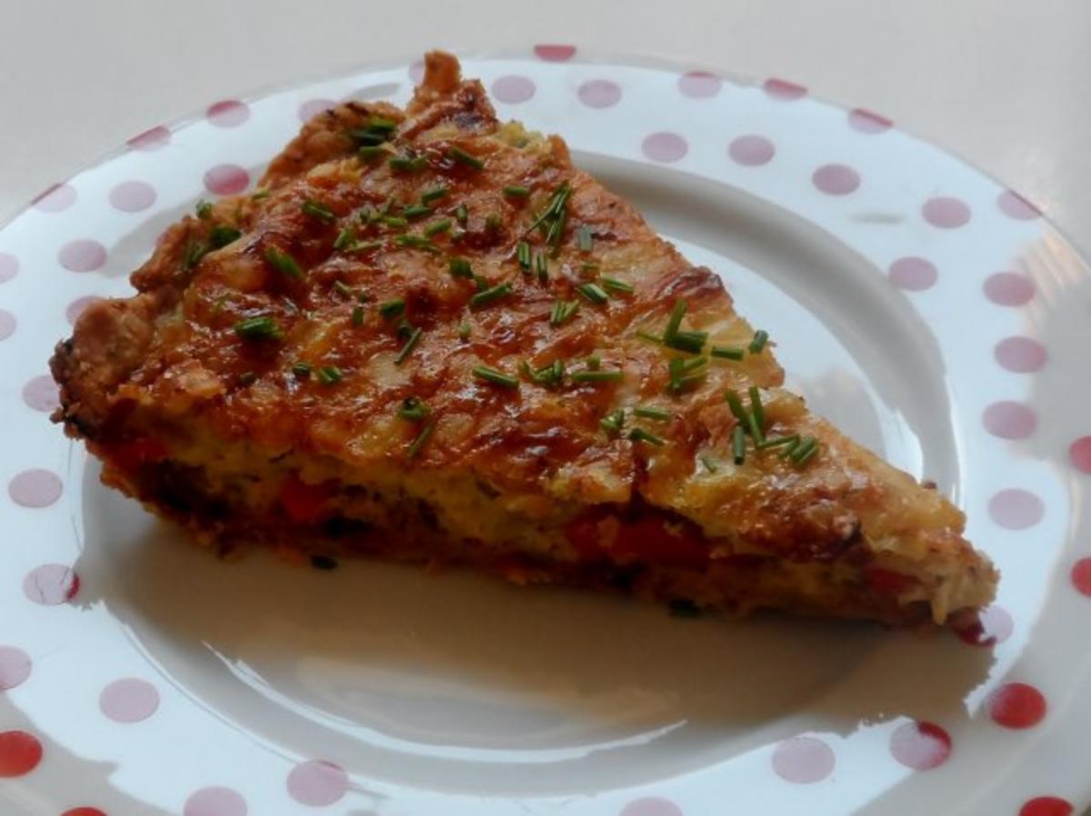 Herzhafte Salami-Schinken-Quiche mit Peperoni und dreierlei Käse ...