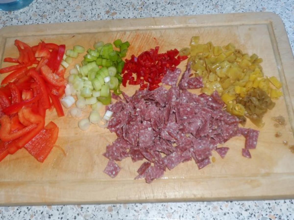 Herzhafte Salami-Schinken-Quiche mit Peperoni und dreierlei Käse - Rezept - Bild Nr. 5