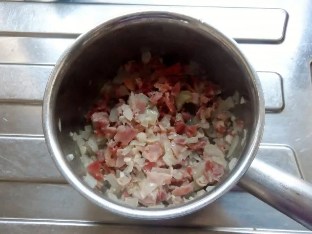 Herzhafte Salami-Schinken-Quiche mit Peperoni und dreierlei Käse - Rezept - Bild Nr. 6