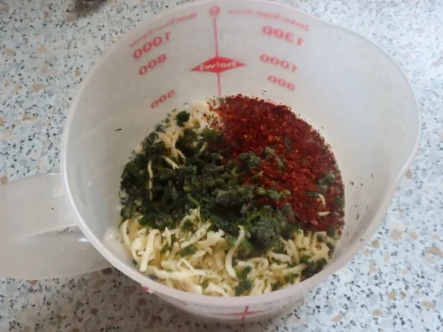 Herzhafte Salami-Schinken-Quiche mit Peperoni und dreierlei Käse - Rezept - Bild Nr. 7