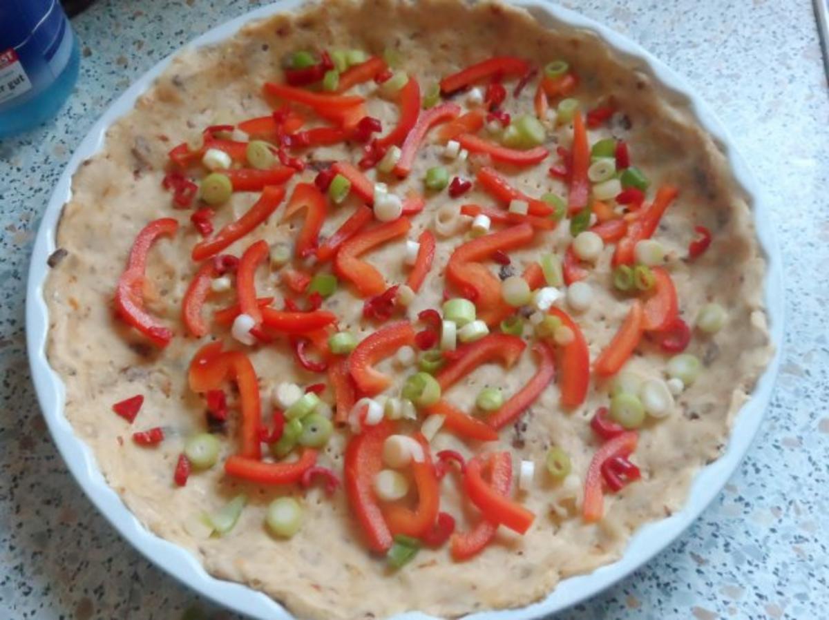 Herzhafte Salami-Schinken-Quiche mit Peperoni und dreierlei Käse - Rezept - Bild Nr. 9