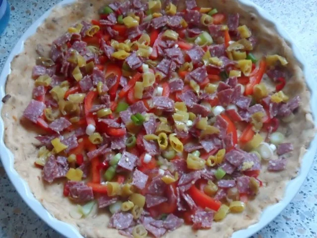 Herzhafte Salami-Schinken-Quiche mit Peperoni und dreierlei Käse - Rezept - Bild Nr. 10