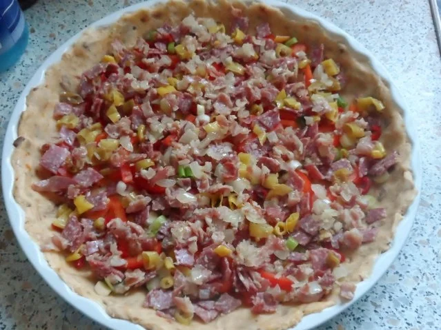 Herzhafte Salami-Schinken-Quiche mit Peperoni und dreierlei Käse - Rezept - Bild Nr. 11