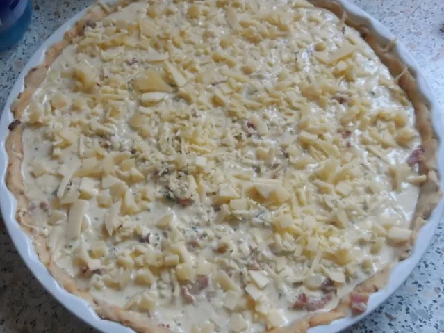 Herzhafte Salami-Schinken-Quiche mit Peperoni und dreierlei Käse - Rezept - Bild Nr. 13