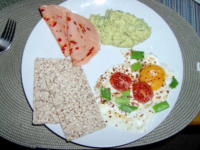 Spiegelei mit Frühlingszwiebel und Tomaten und Petersilienpesto - Rezept