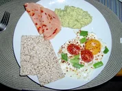 Spiegelei mit Frühlingszwiebel und Tomaten und Petersilienpesto - Rezept