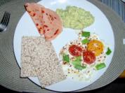 Spiegelei mit Frühlingszwiebel und Tomaten und Petersilienpesto - Rezept