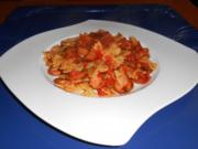 Würstchen-Tomaten-Gulasch mit Schleifchennudeln - Rezept