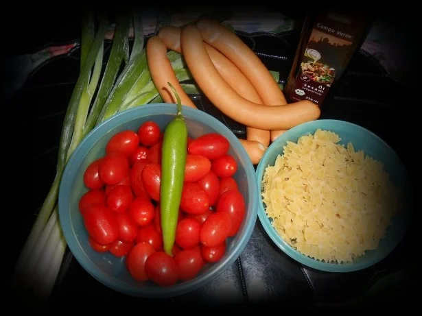 Würstchen-Tomaten-Gulasch mit Schleifchennudeln - Rezept - Bild Nr. 2