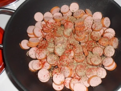 Würstchen-Tomaten-Gulasch mit Schleifchennudeln - Rezept - Bild Nr. 3