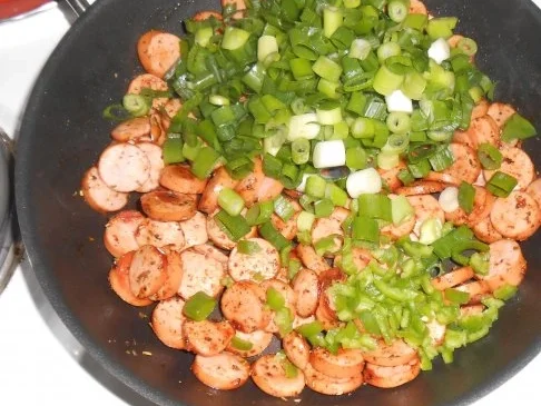 Würstchen-Tomaten-Gulasch mit Schleifchennudeln - Rezept - Bild Nr. 5