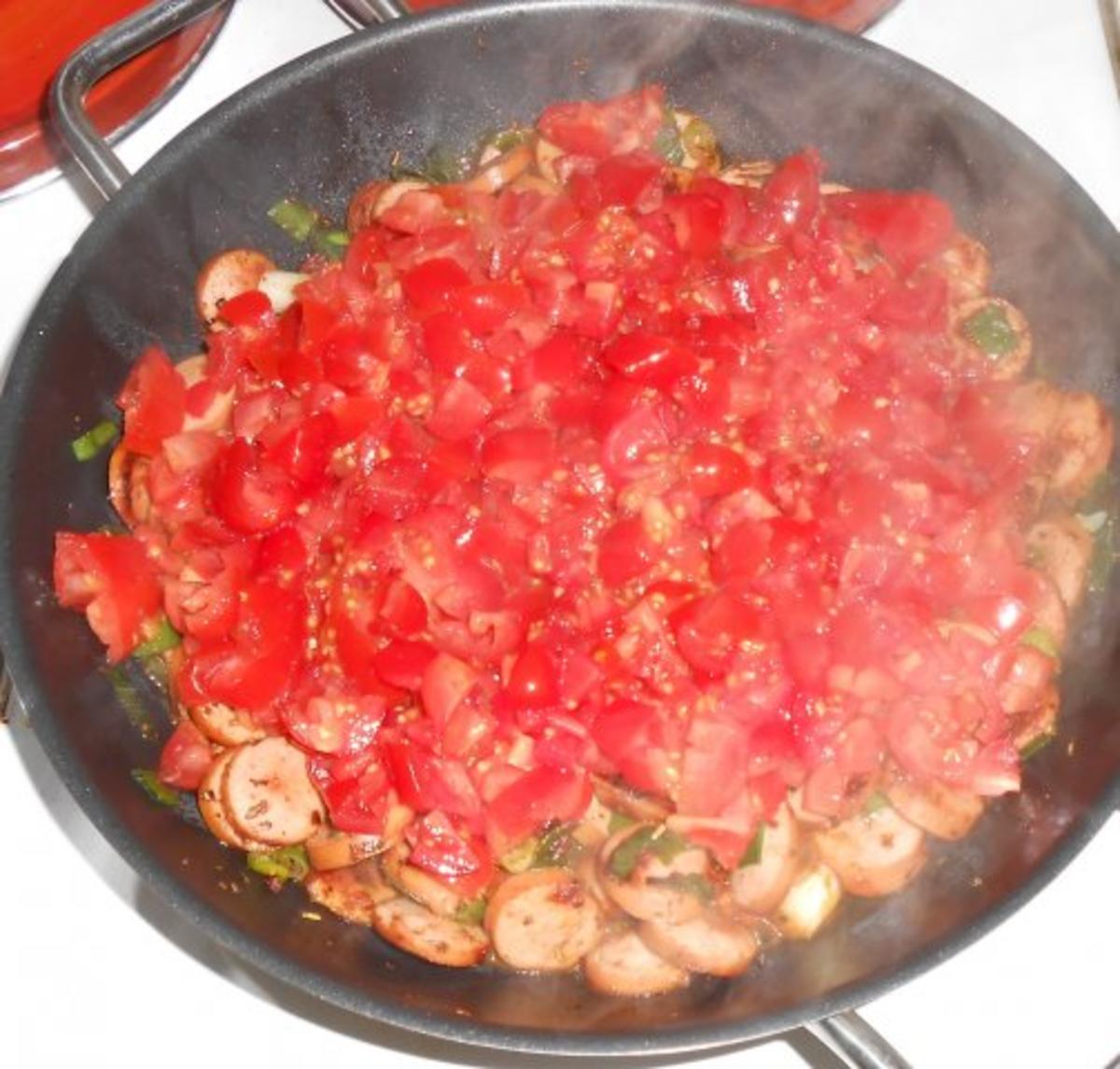Würstchen-Tomaten-Gulasch mit Schleifchennudeln - Rezept - Bild Nr. 6