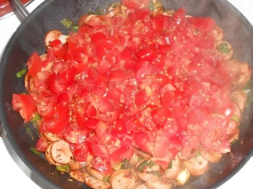 Würstchen-Tomaten-Gulasch mit Schleifchennudeln - Rezept - Bild Nr. 6