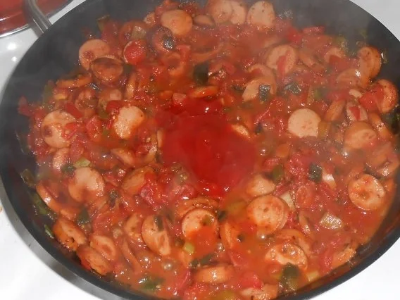 Würstchen-Tomaten-Gulasch mit Schleifchennudeln - Rezept - Bild Nr. 7