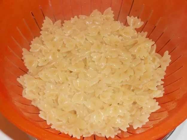 Würstchen-Tomaten-Gulasch mit Schleifchennudeln - Rezept - Bild Nr. 9