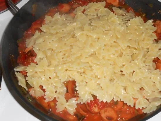 Würstchen-Tomaten-Gulasch mit Schleifchennudeln - Rezept - Bild Nr. 10
