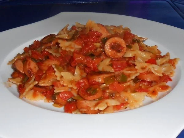 Würstchen-Tomaten-Gulasch mit Schleifchennudeln - Rezept - Bild Nr. 12
