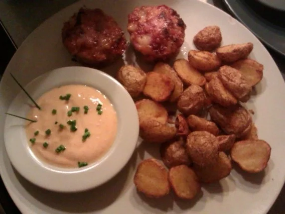 Fleischkäsemuffins mit Paprikakartoffeln und Ajvardipp - Rezept - Bild Nr. 6