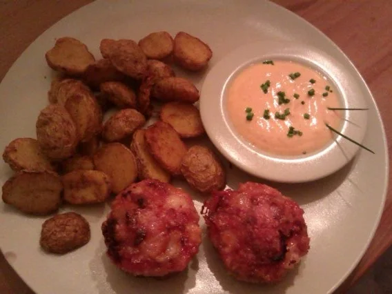 Fleischkäsemuffins mit Paprikakartoffeln und Ajvardipp - Rezept - Bild Nr. 4