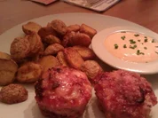 Fleischkäsemuffins mit Paprikakartoffeln und Ajvardipp - Rezept