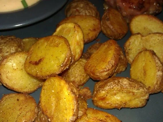 Fleischkäsemuffins mit Paprikakartoffeln und Ajvardipp - Rezept - Bild Nr. 5