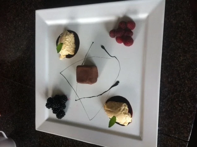 Weißer Mousse au chocolat mit Eierlikör und Beeren - Rezept