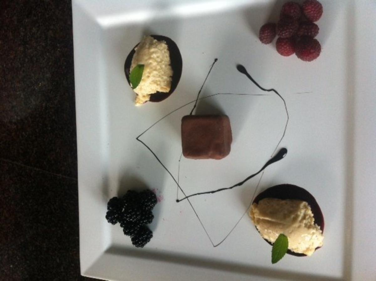 Weißer Mousse au chocolat mit Eierlikör und Beeren - Rezept - Bild Nr. 2