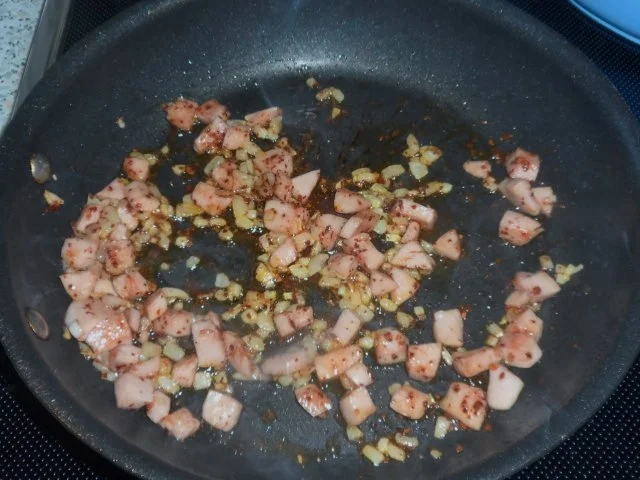 Rezept: Vorspeise/Abendessen: Pikante Blätterteig-Törtchen mit Chili-Wurst und Schafskäse Bild Nr. 2 Vorspeise/Abendessen: Pikante Blätterteig-Törtchen mit Chili-Wurst und Schafskäse - Rezept - Bild Nr. 2