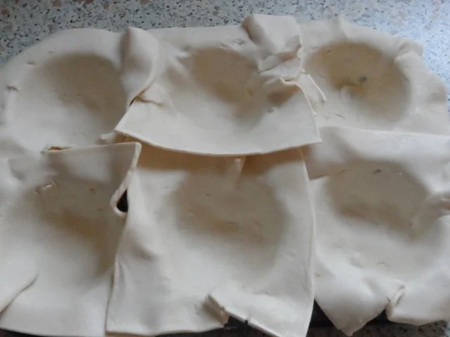 Rezept: Vorspeise/Abendessen: Pikante Blätterteig-Törtchen mit Chili-Wurst und Schafskäse Bild Nr. 5 Vorspeise/Abendessen: Pikante Blätterteig-Törtchen mit Chili-Wurst und Schafskäse - Rezept - Bild Nr. 5