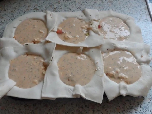 Rezept: Vorspeise/Abendessen: Pikante Blätterteig-Törtchen mit Chili-Wurst und Schafskäse Bild Nr. 9 Vorspeise/Abendessen: Pikante Blätterteig-Törtchen mit Chili-Wurst und Schafskäse - Rezept - Bild Nr. 9