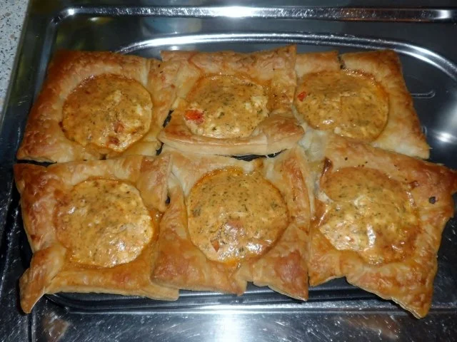 Rezept: Vorspeise/Abendessen: Pikante Blätterteig-Törtchen mit Chili-Wurst und Schafskäse Bild Nr. 10 Vorspeise/Abendessen: Pikante Blätterteig-Törtchen mit Chili-Wurst und Schafskäse - Rezept - Bild Nr. 10