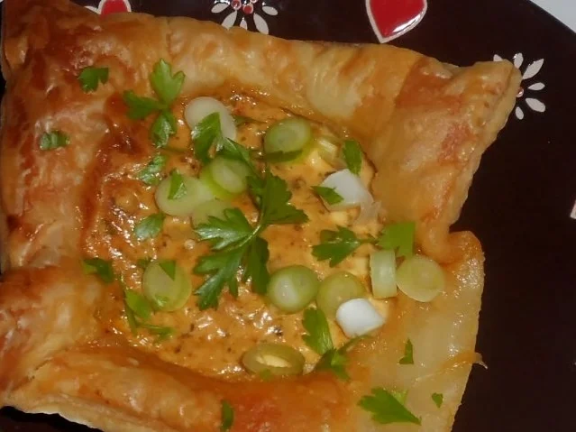 Rezept: Vorspeise/Abendessen: Pikante Blätterteig-Törtchen mit Chili-Wurst und Schafskäse Bild Nr. 11 Vorspeise/Abendessen: Pikante Blätterteig-Törtchen mit Chili-Wurst und Schafskäse - Rezept - Bild Nr. 11