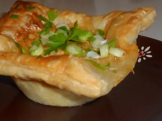 Rezept: Vorspeise/Abendessen: Pikante Blätterteig-Törtchen mit Chili-Wurst und Schafskäse Bild Nr. 12 Vorspeise/Abendessen: Pikante Blätterteig-Törtchen mit Chili-Wurst und Schafskäse - Rezept - Bild Nr. 12