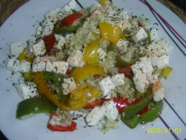 Rezept: Ohne Fleisch: Gemüse-Reis-Pfanne mit Mozzarella-Käse Ohne Fleisch: Gemüse-Reis-Pfanne mit Mozzarella-Käse - Rezept